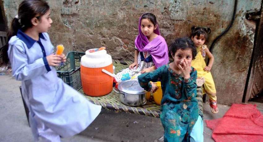 راولپنڈی: رتہ کے علاقہ میں بچے چنا چاٹ فروخت کر رہے ہیں۔