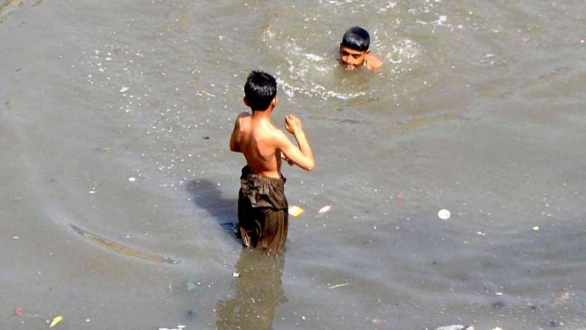راولپنڈی: گرمی کی شدت کم کرنے کے لیے بچے نالہ لئی میں نہا ..