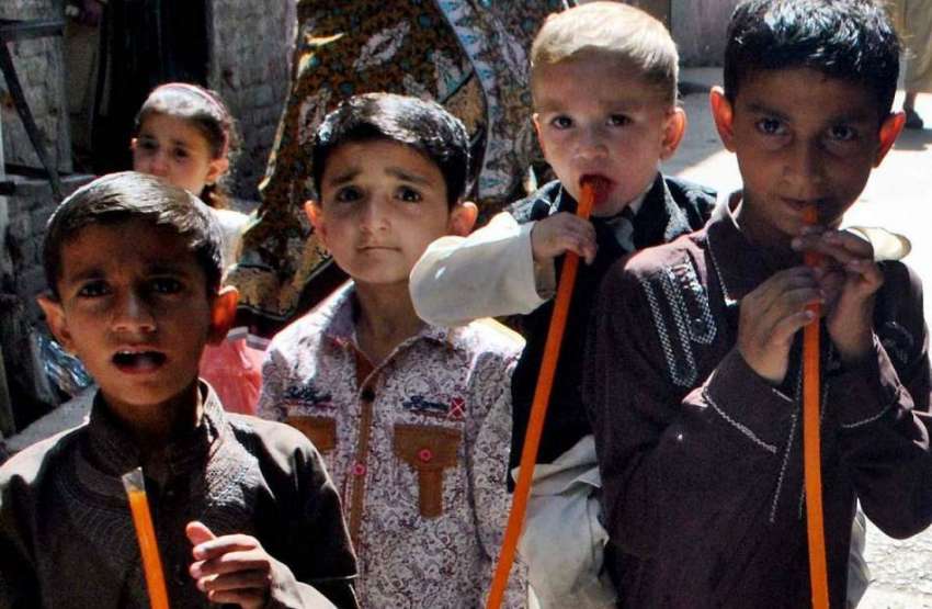 راولپنڈی: گرمی کی شدت میں اضافے کے باعث بچے قلفی کھا رہی ..