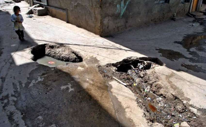 راولپنڈی: ہزارہ کالونی میں گلی کے کھلے مین ہول جو کسی حادثے ..