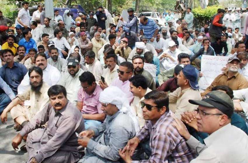 لاہور: ایپکا ملازمین سیون کلب کے باہر اپنے مطالبات کے حق ..