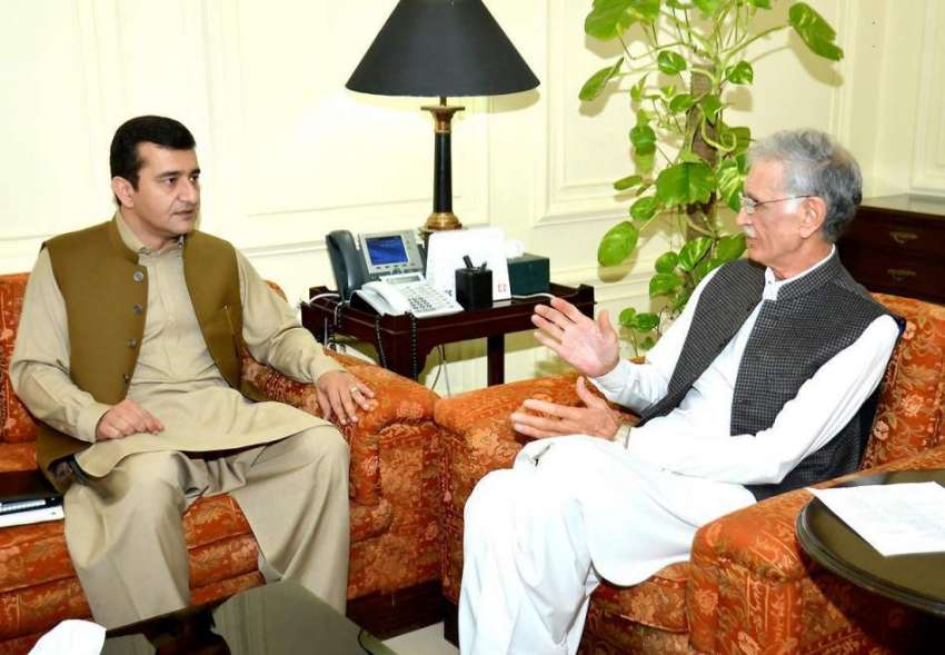 پشاور: وزیر اعلیٰ خیبر پختونخوا پرویز خٹک سے ڈی جی نادرا ..