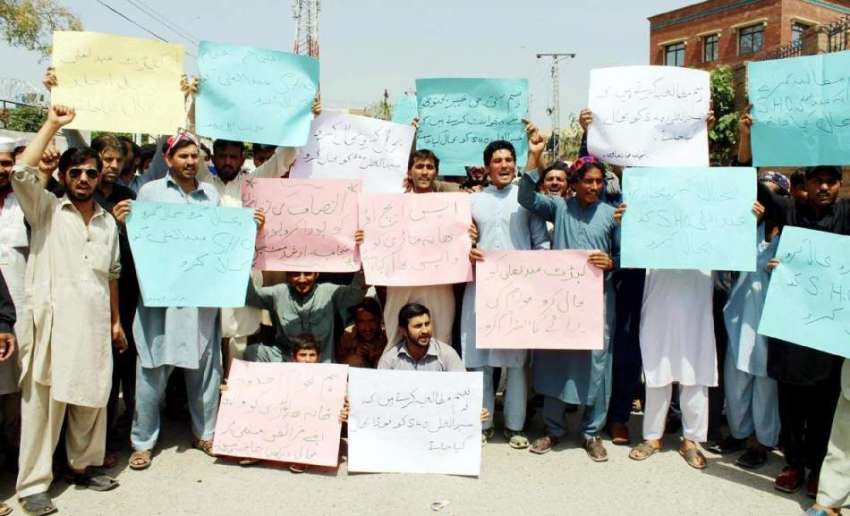 پشاور: بھانہ ماڑی کے رہائشی اپنے مطالبات کے حق میں احتجاجی ..