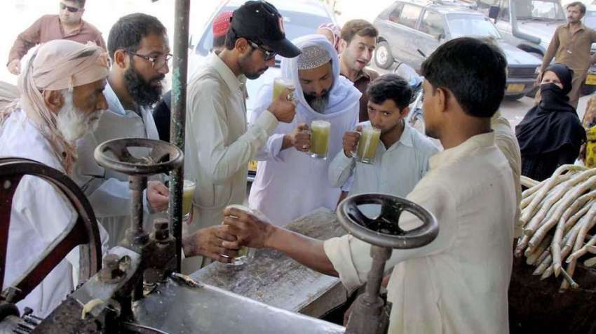 حیدر آباد: شہری گرمی کی شدت کم کرنے کے لیے گنے کا رس پی رہے ..