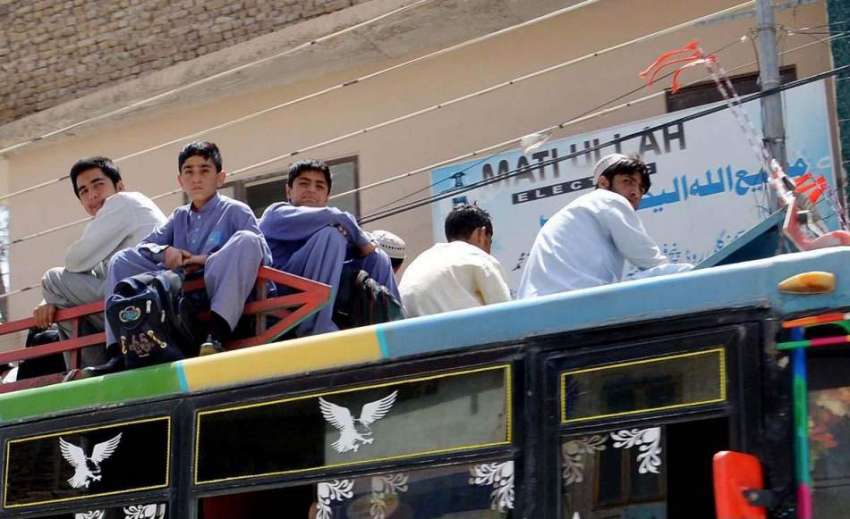 کوئٹہ: سمنگلی روڈ پر سکول کے بچے بس کی چھتوں پر بیٹھے ہوئے ..