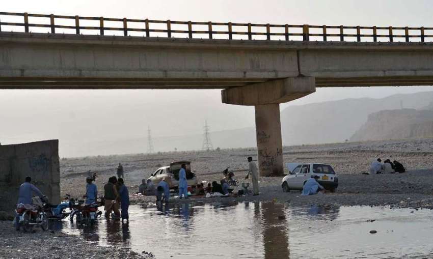 کوئٹہ: بلوچستان کے علاقہ مچھ میں لوگ جمعہ کے روز تفریحی مقامات ..