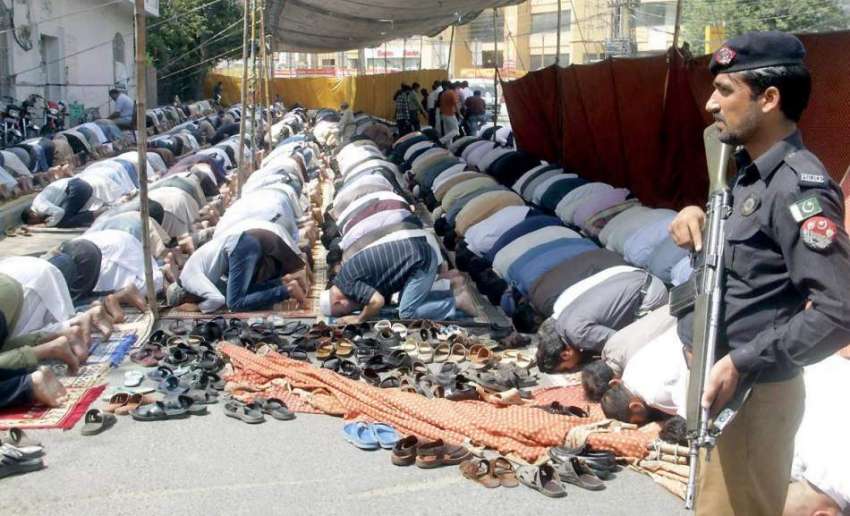 لاہور: پولیس اہلکار شملہ پہاڑی چوک میں نماز جمعہ کی ادائیگی ..
