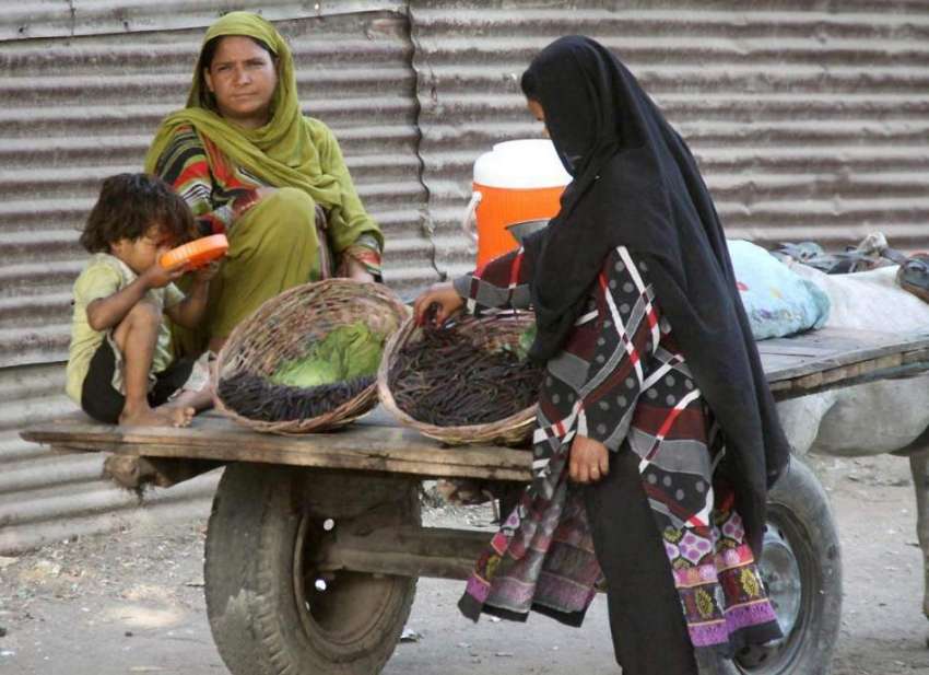 لاہور: محنت کش خواتین گدھا ریڑھی پر شہتوت فروخت کر رہی ہیں۔