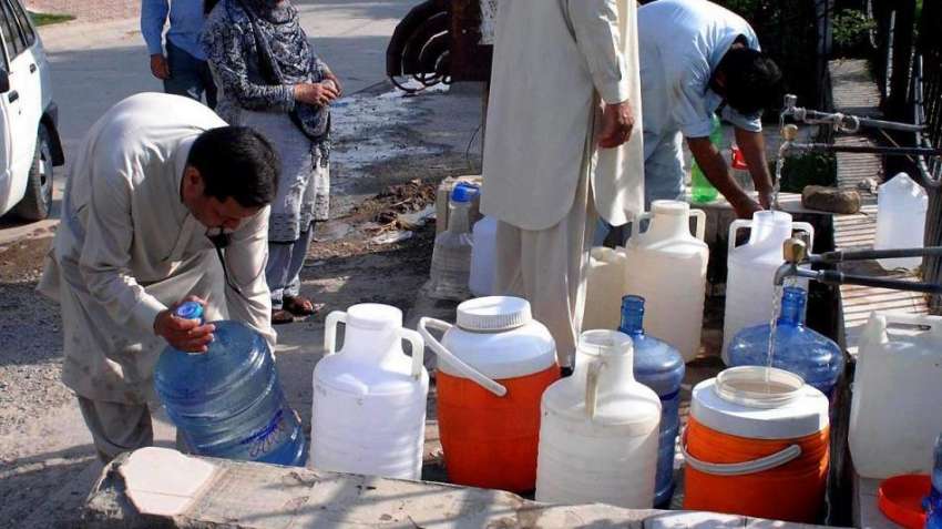 راولپنڈی: چکلالہ سکی تھری میں شہری پینے کا پانی بھرنے کے ..