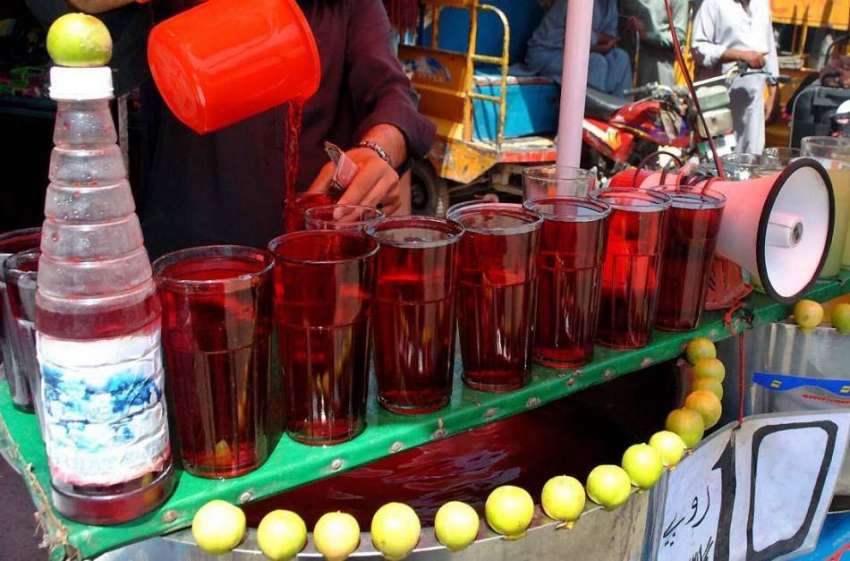راولپنڈی: راجہ بازار میں محنت کش مشروب فروخت کر رہا ہے۔