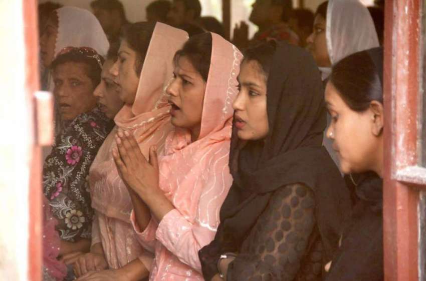 لاہور: مسیحی خواتین سینٹ آسولڈز چرچ آف پاکستان میں گڈ فرائیڈے ..
