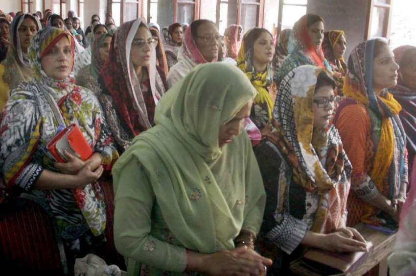 لاہور: مسیحی خواتین سینٹ آسولڈز چرچ آف پاکستان میں گڈ فرائیڈے ..