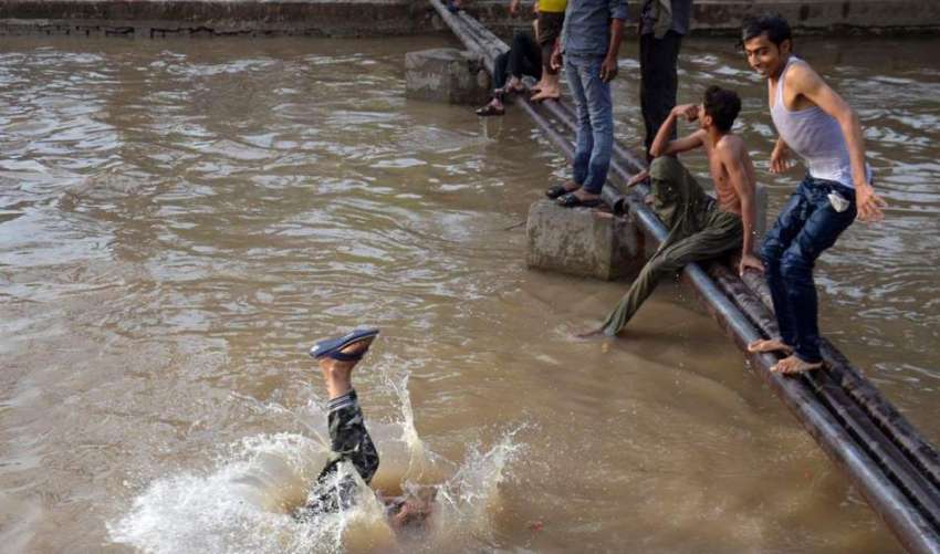 لاہور: گرمی کی شدت سے بچنے کے لیے بچے نہر میں نہا رہے ہیں ..