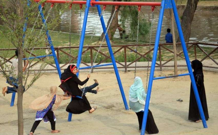 لاہور: جلو پارک کی سیر کے لیے آئی لڑکیاں جھولوں سے لطف اندوز ..
