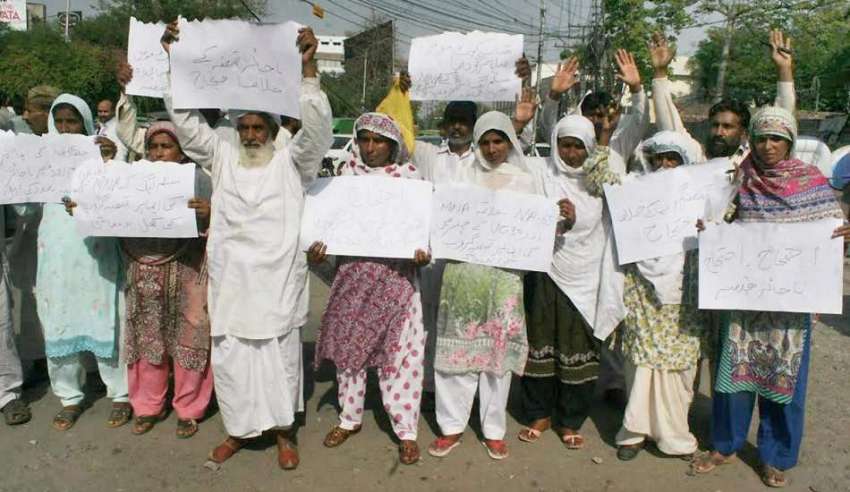 لاہور: سرگودھا کے رہائشی قبضہ گروپ کے خلاف پریس کلب کے باہر ..