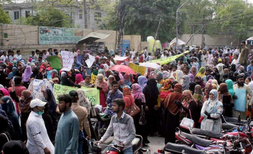 لاہور: ڈینگی ورکرز اپنے مطالبات کے حق میں پریس کلب کے باہر ..