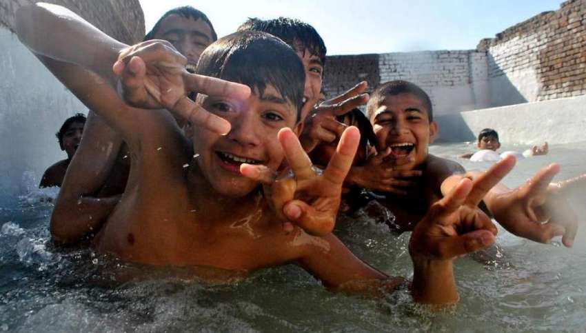 راولپنڈی: گرمی کی شدت کم کرنے کے لیے بچے تالاب میں نہار ہے ..