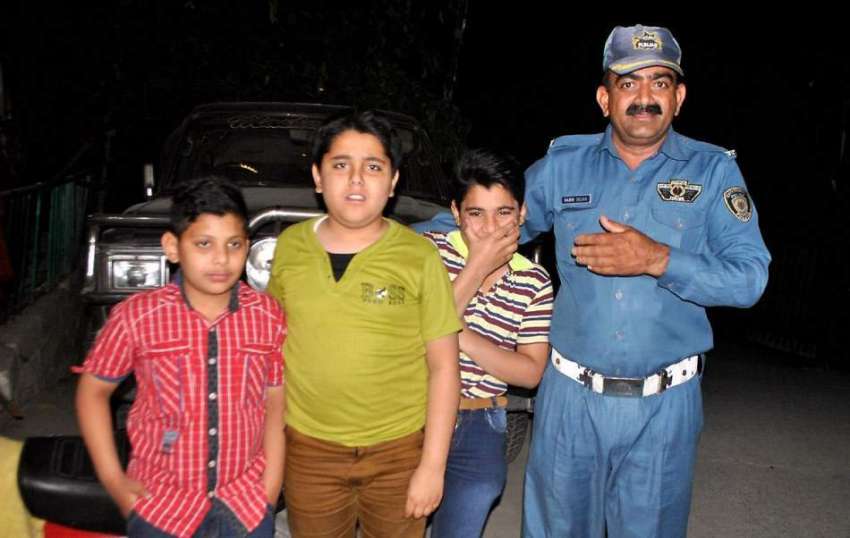 راولپنڈی: ٹریفک پولیس کی طرف سے آپریشن کے دوران کمسن بچوں ..