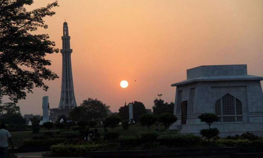 لاہور: شہر میں غروب آفتاب کا خوبصورت منظر۔