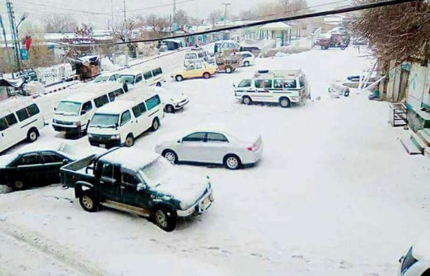 کوئٹہ: زیارت میں موسم سرما کی پہلی برفباری کے بعد شہر کا ..