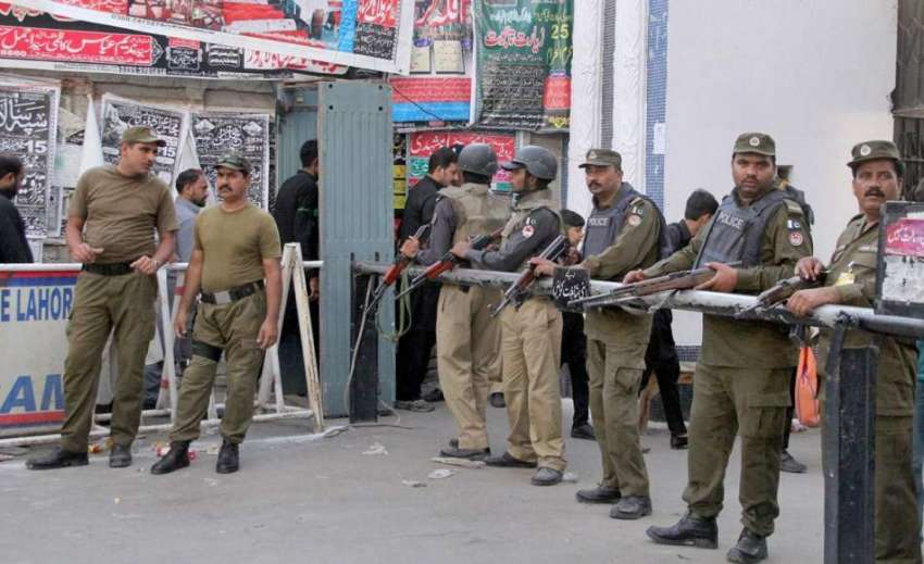 لاہور: یوم عاشور کے موقع پر پولیس اہلکار کربلا گامے شاہ کے ..