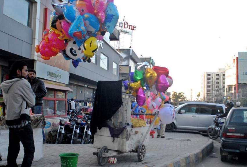 راولپنڈی: محنت کش غبارے سجائے گاہکوں کا انتظار کر رہا ہے۔