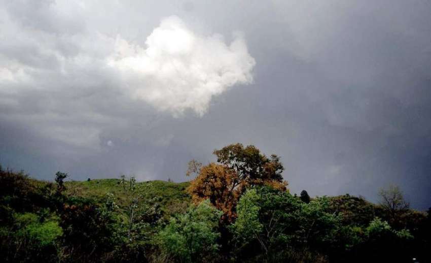 اسلام آباد: وفاقی دارالحکومت پر چھائے بادلوں کا منظر۔