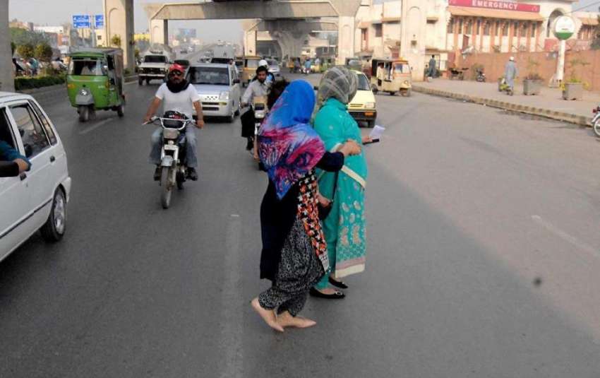 راولپنڈی: پیدل چلنے والوں کے لیے پل نہ ہو نے کے باعث خواتین ..