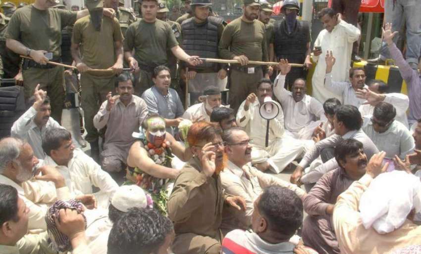 لاہور: ایپکا ملازمین نے وزیر اعلیٰ ہاؤس کے باہر پنے مطالبات ..