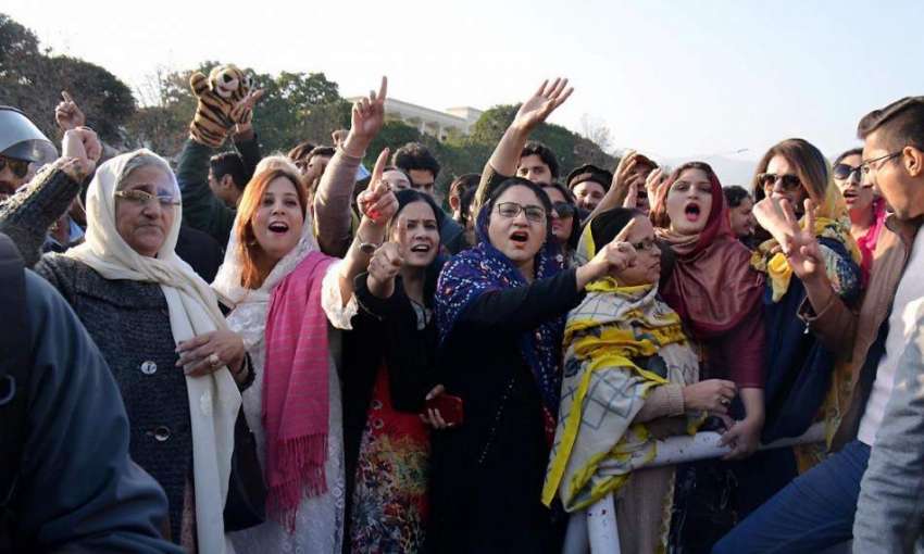 اسلام آباد: سپریم کورٹ کا فیصلہ آنے کے بعد مسلم لیگ ن کے کارکن ..