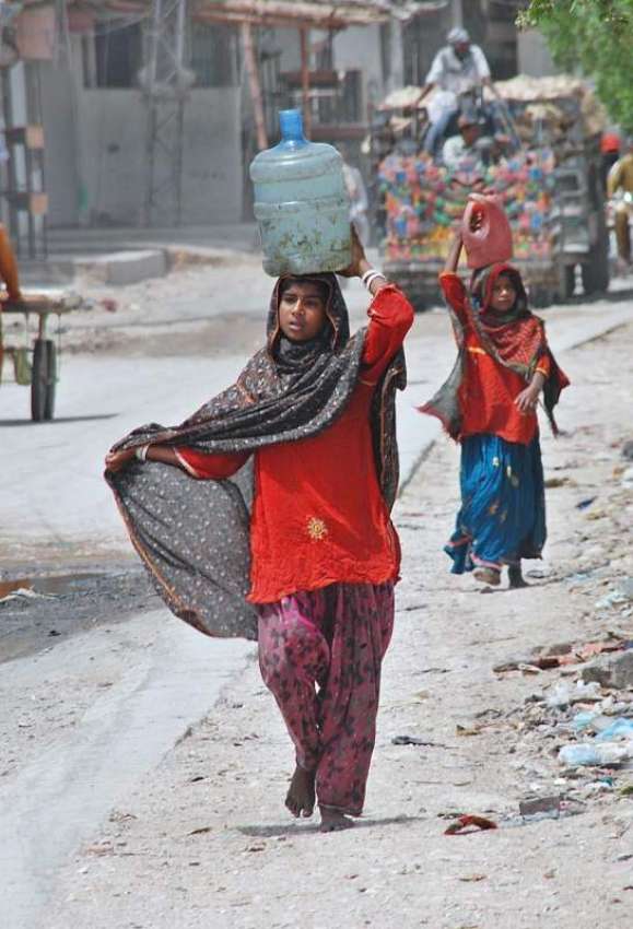 حیدر آباد: خانہ بدوش خواتین پینے کا پانی بھرنے کے بعد واپس ..