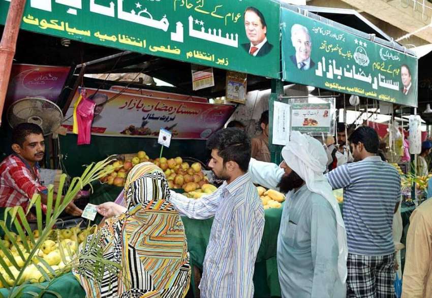 سیالکوٹ: شہری سستے رمضان بازار سے پھل فروٹ خریدنے میں مصروف ..