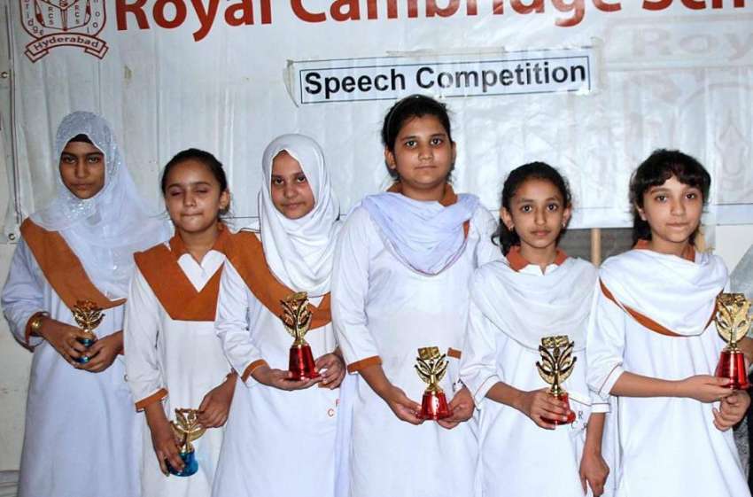 حیدر آباد: رائل کیمبر سکول کی طالبات کا تقریب تقسیم انعامات ..