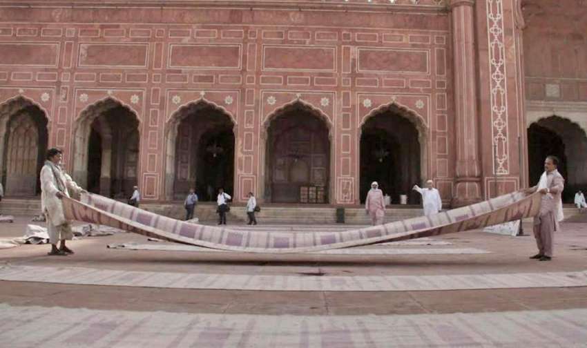 لاہور: بادشاہی مسجد کے صحن میں نماز جمعہ کی ادئیگی کے لیے ..