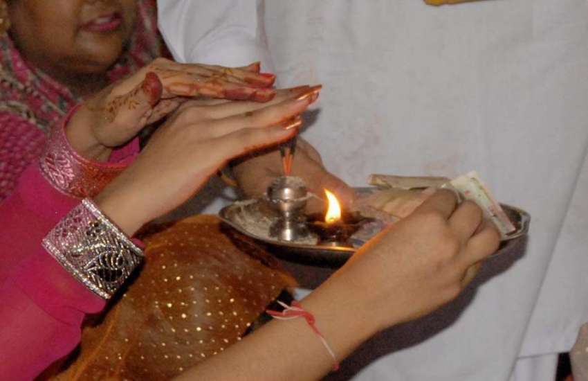 راولپنڈی: ہندو برادی کی خواتین کرشنا مندر میں اپنی مذہبی ..