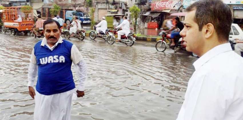 لاہور: ڈپٹی کمشنر لاہور سمیر احمد سید شہر میں ہونے والی بارش ..