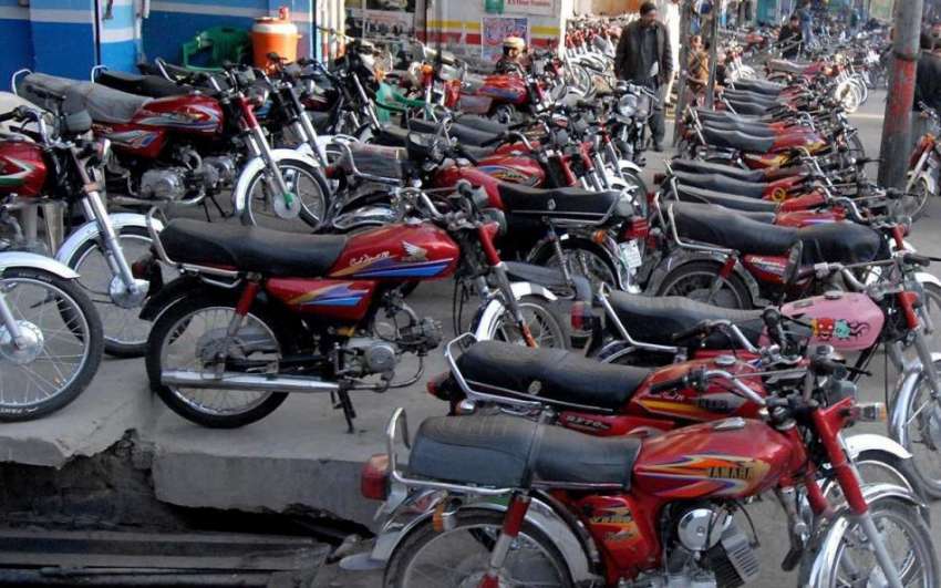 راولپنڈی: سرکلر روڈ پر دکانداروں نے موٹر سائیکل روڈ پر کھڑے ..