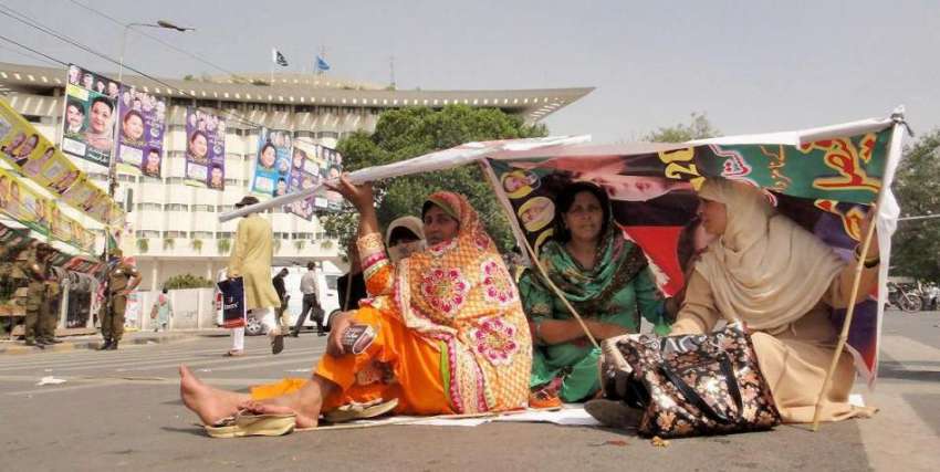 لاہور: مال روڈ پر اپنے مطالبات کے حق میں دھرنا دینے کے لیے ..