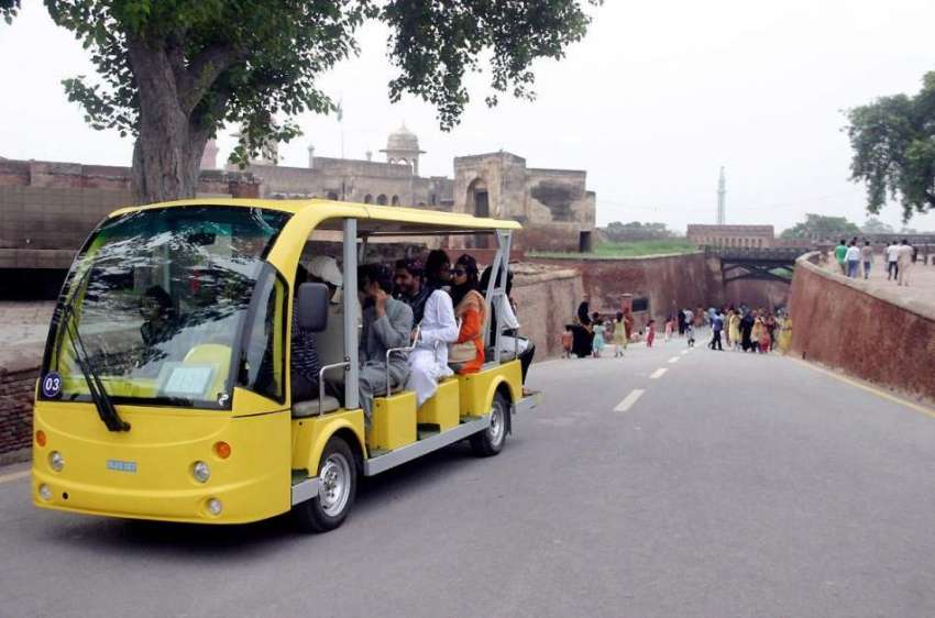 لاہور: تاریخی شاہی قلعہ میں سیاح شٹل سروس کے ذریعے اندر آ ..