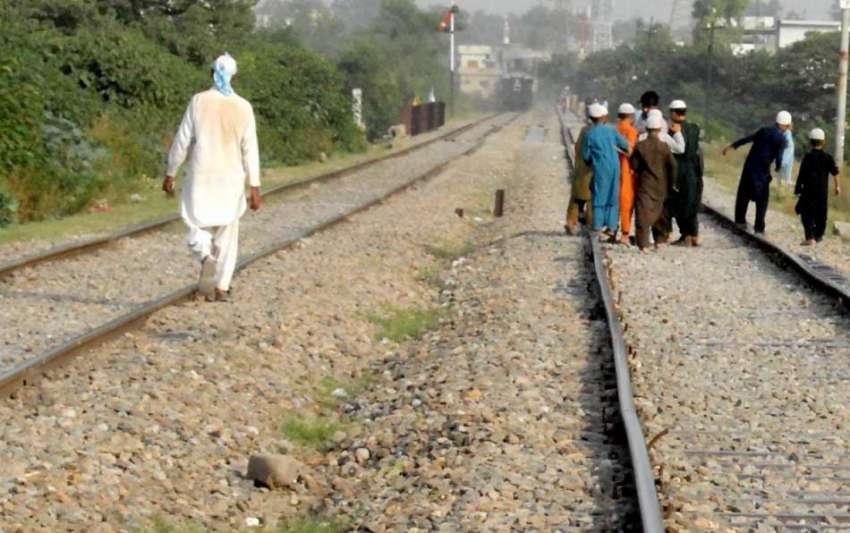 راولپنڈی: بچے کسی خطرے سے بے خبر ریلوے ٹریک پر چل رہے ہیں ..