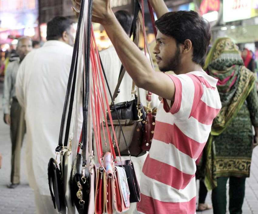 لاہور: لبرٹی مارکیٹ ایک نوجوان خواتین کے ہینڈ بیگز فروخت ..