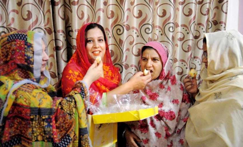 راولپنڈی: لیگی خواتین شازیہ رضوان و دیگر نوازشریف کے پارٹی ..