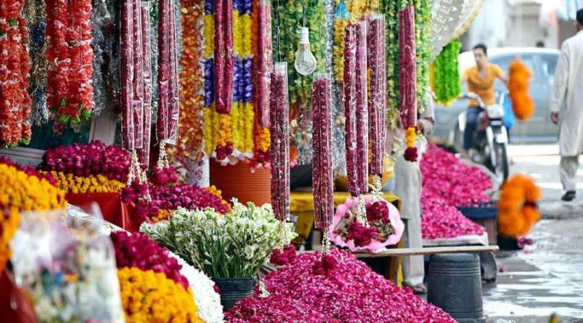 راولپنڈی: ایک دکاندار قبرستان کے باہر پھول فروخت کر رہا ..