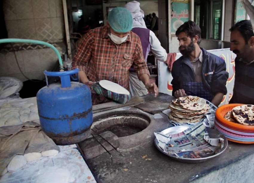 لاہور: سوئی گیس پریشر میں کمی کے باعث ایک تندور پر ایل پی ..
