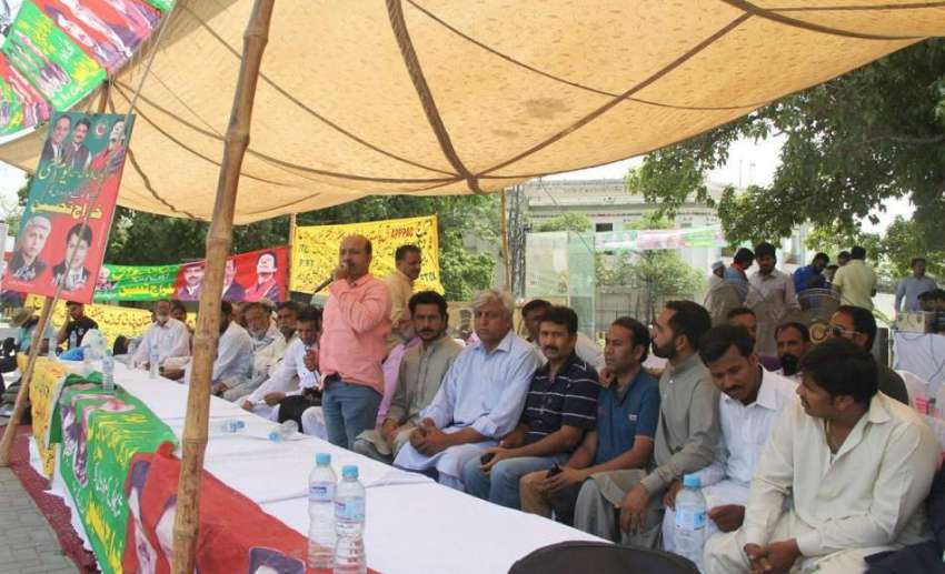 لاہور: تحریک انصاف کی جانب سے مزدوروں سے اظہار یکجہتی کے ..
