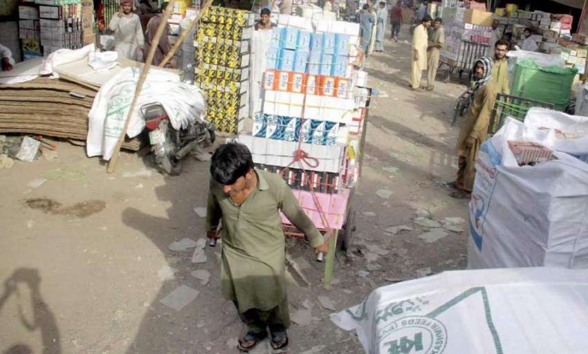 لاہور: مستی گیٹ بازار میں محنت کش بھاری سامان ہتھ ریڑھی پر ..