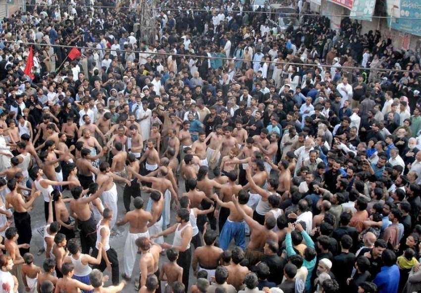 راولپنڈی: یوم عاشور کے مرکزی جلوس میں عزادارسینہ کوبی کر ..