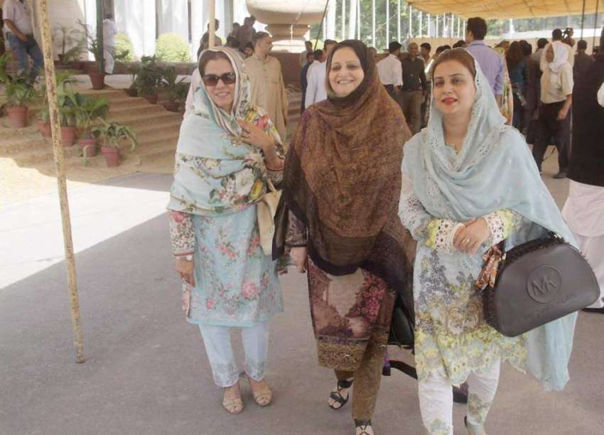 لاہور: خواتین اراکین پنجاب اسمبلی کے اجلاس کے بعد واپس جا ..