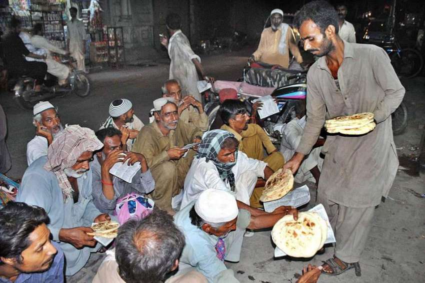 اسلام آباد: مخیر حضرات کی جانب سے مستحقین میں کھانا تقسیم ..
