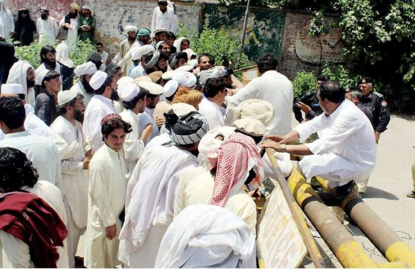 پشاور: شمالی وزیرستان کے رہائشی مطالبات کے حق میں گورنر ..